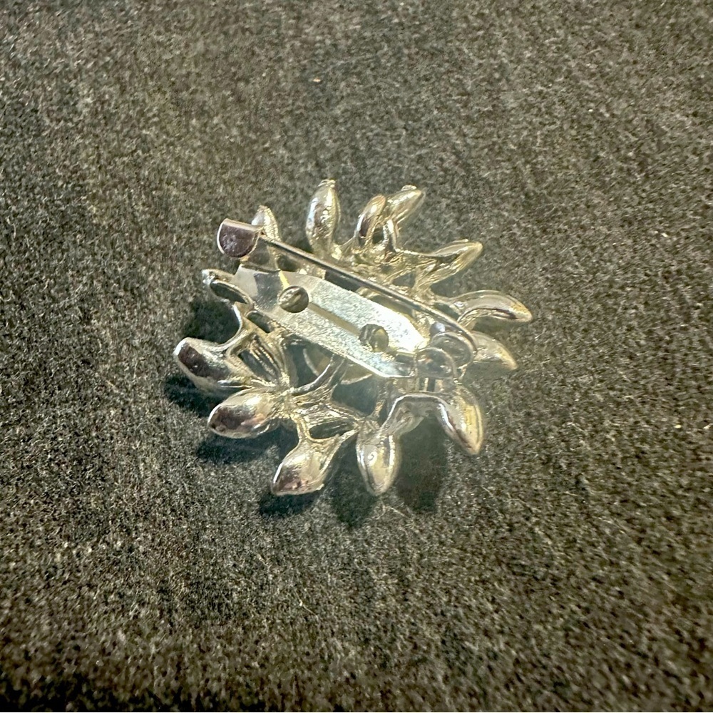 Vintage Silver Tone Floral Wreath Rhinestone Statement Brooch Bright White‎ - Picture 2 of 3